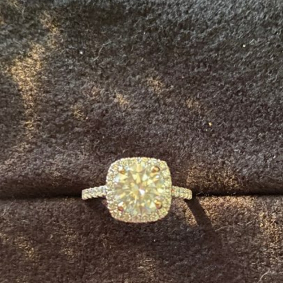 Engagement ring - Picture 8 of 9